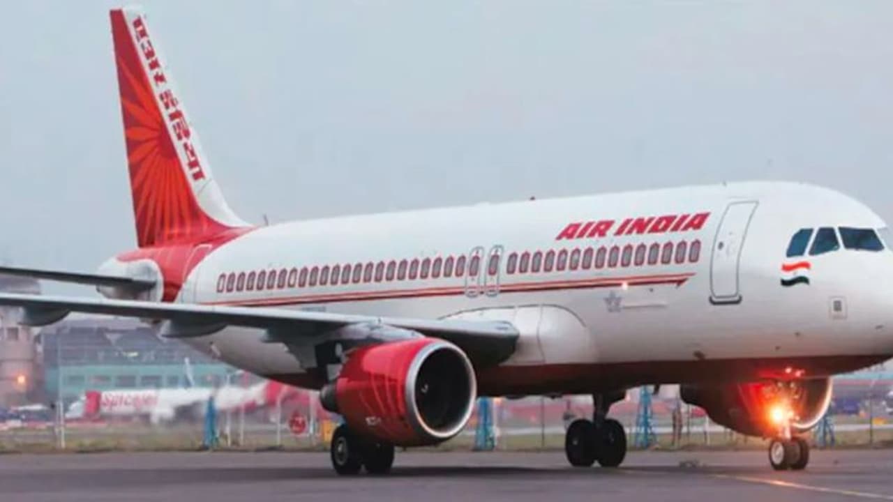 డ్యూటీ టైం అయిపోయింది, విమానం తీయను.. మొండికేసిన ఎయిరిండియా పైలెట్.. చివరికి... వీడియో వైరల్.. 