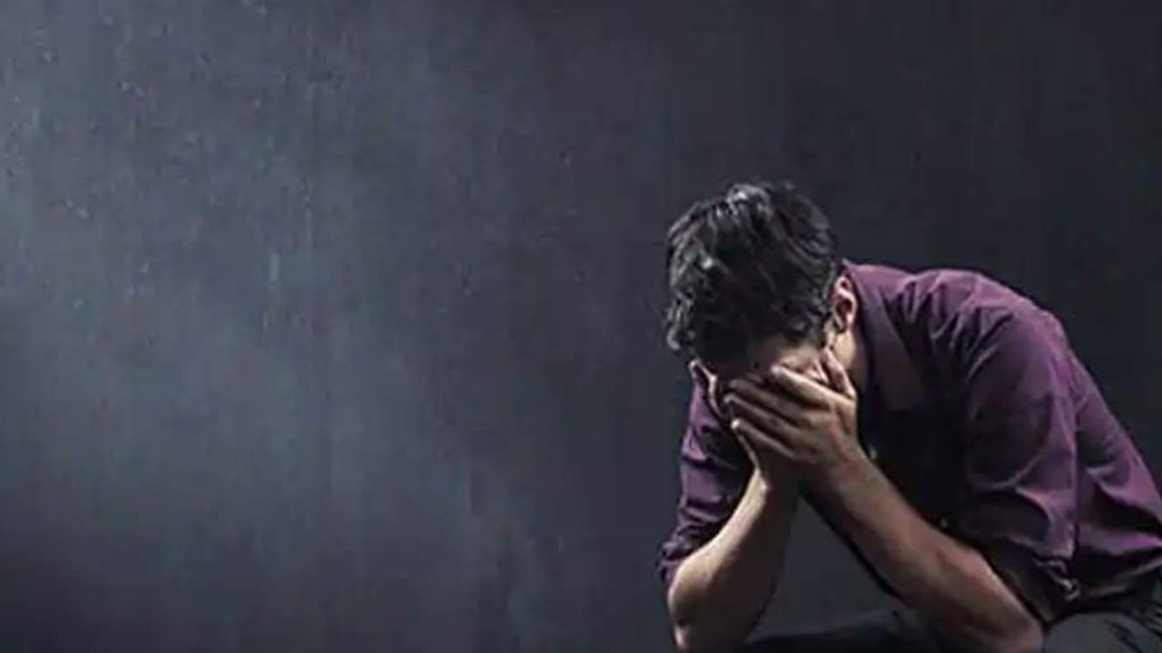 দুশ্চিন্তা থেকে দেখা দিতে পারেন শারীরিক ও মানসিক সমস্যা, সময় থাকতে সচেতন হন দুশ্চিন্তা থেকে দেখা দিতে পারেন শারীরিক ও মানসিক সমস্যা, সময় থাকতে সচেতন হন