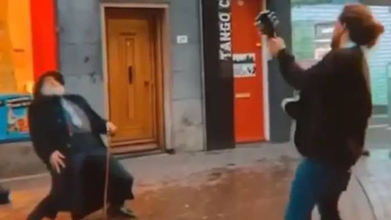 പ്രായം തോറ്റുപോവും! നൃത്തച്ചുവടുമായി സോഷ്യല്‍ മീഡിയ കീഴടക്കി വയോധികന്‍; വീഡിയോ