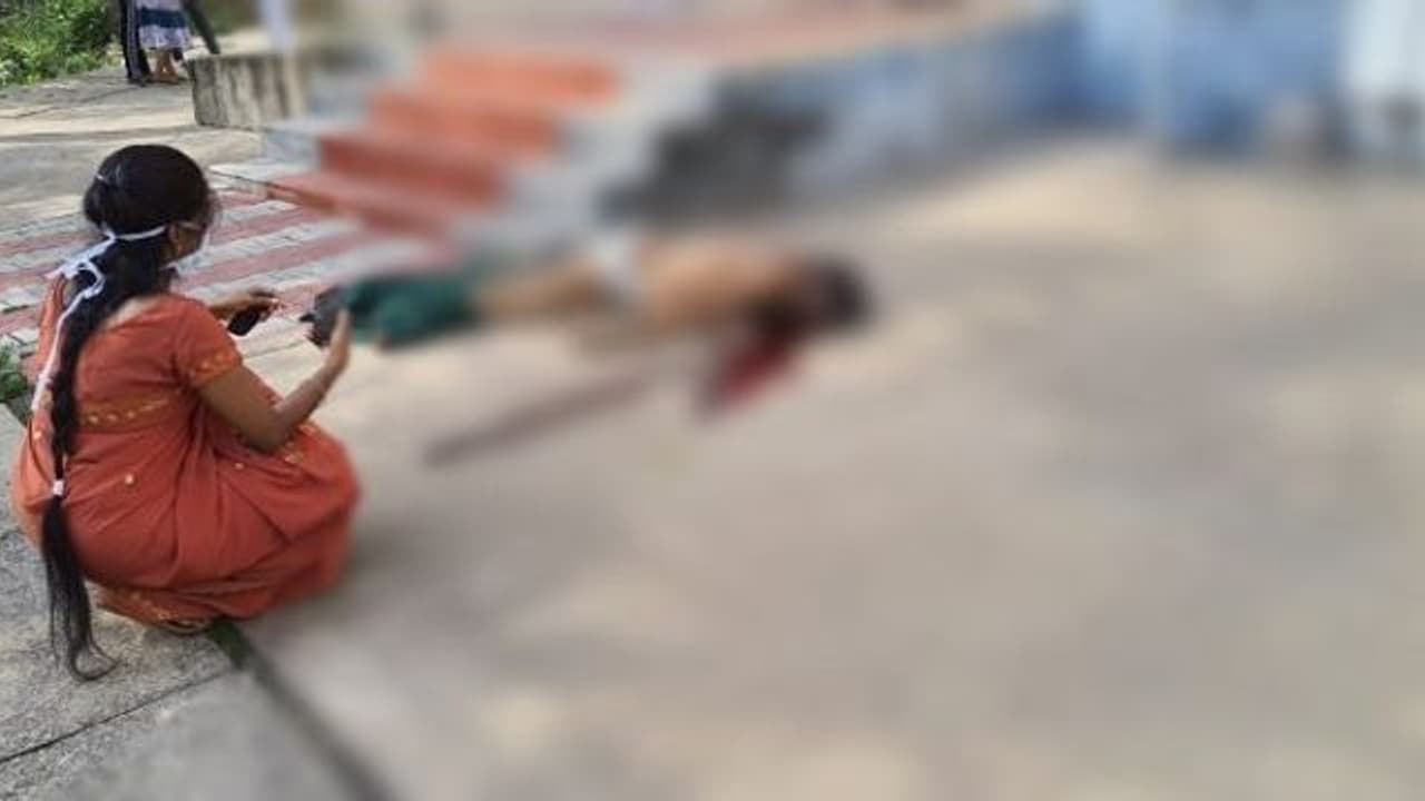 విశాఖలో దారుణం... విమ్స్ పై నుండి దూకి కరోనా రోగి ఆత్మహత్య విశాఖలో దారుణం... విమ్స్ పై నుండి దూకి కరోనా రోగి ఆత్మహత్య