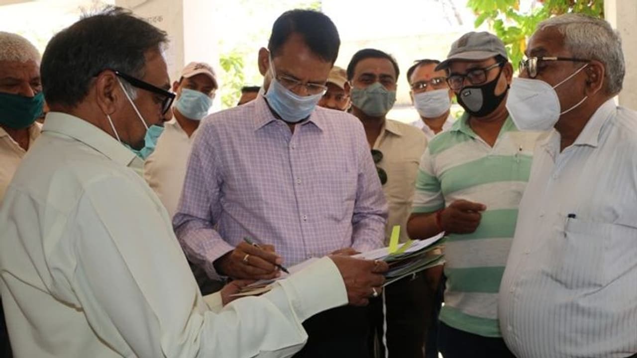 MP के कलेक्टर का अजीब फरमान: वैक्सीन नहीं तो वेतन नहीं, अफसर के आदेश से संकट में सरकारी कर्मचारी MP के कलेक्टर का अजीब फरमान: वैक्सीन नहीं तो वेतन नहीं, अफसर के आदेश से संकट में सरकारी कर्मचारी