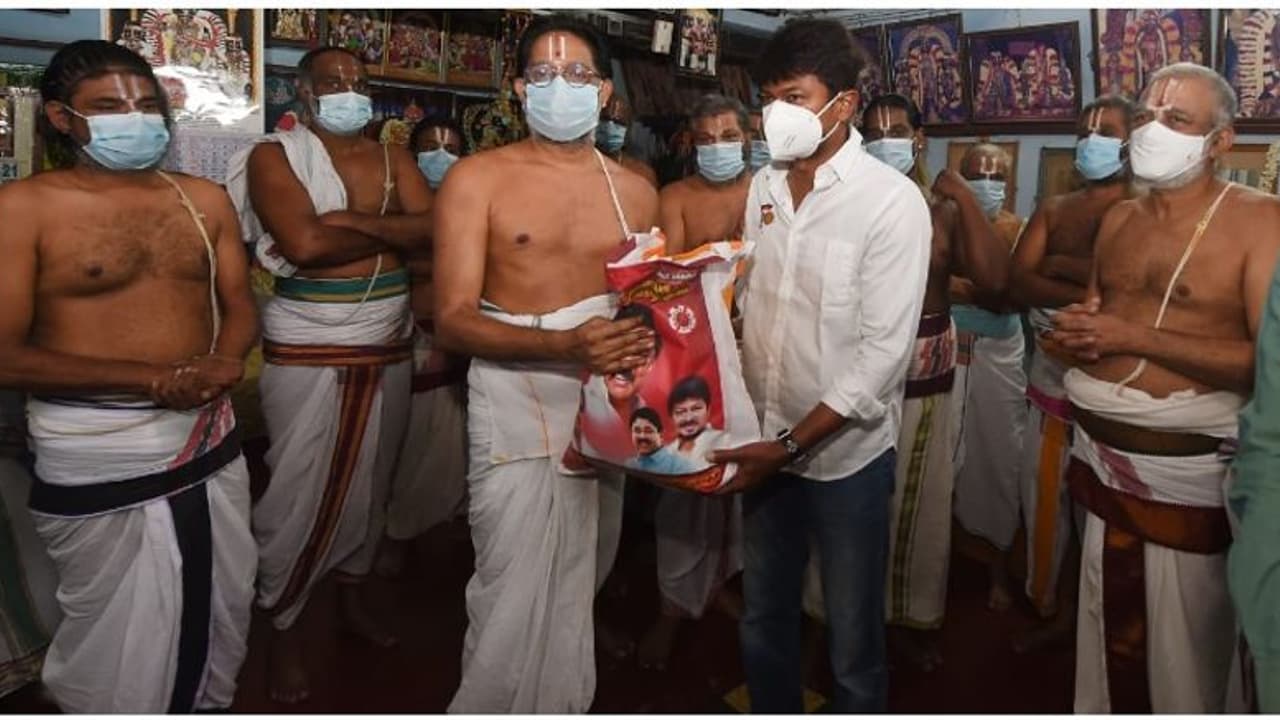 கொரோனா நிவாரண உதவி வழங்க திருவல்லிக்கேணி பார்த்தசாரதி கோயில் குருக்கள்களைச் சந்தித்த உதயநிதி..!