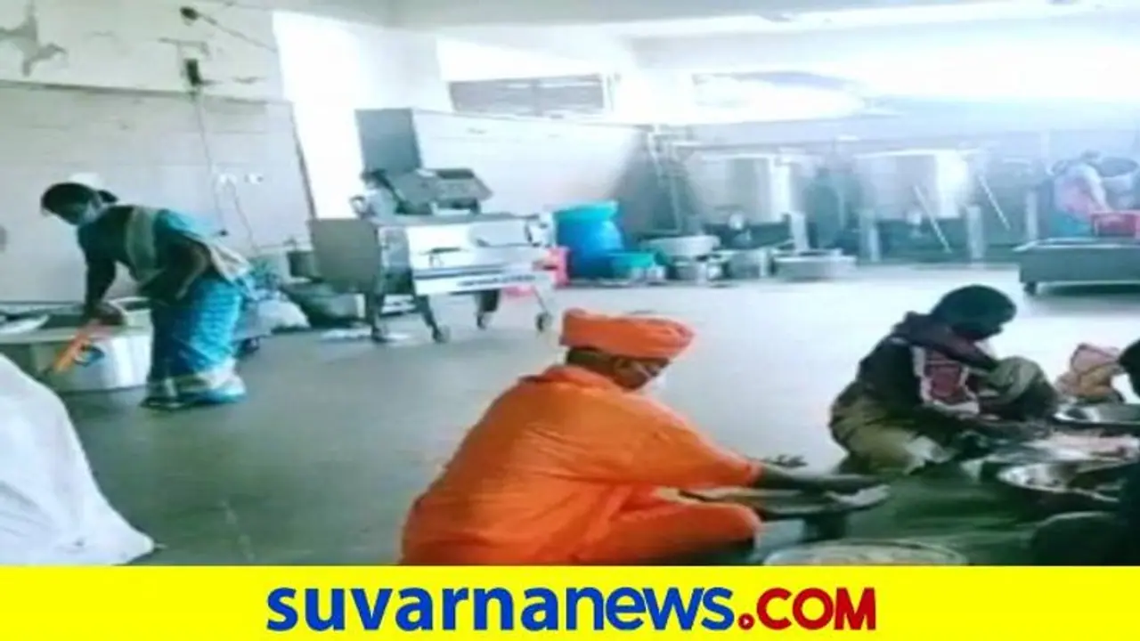 ಕೊಪ್ಪಳ: ಕೊರೋನಾ ಸೋಂಕಿತರಿಗಾಗಿ ಚಪಾತಿ ಲಟ್ಟಿಸಿದ ಗವಿಶ್ರೀ