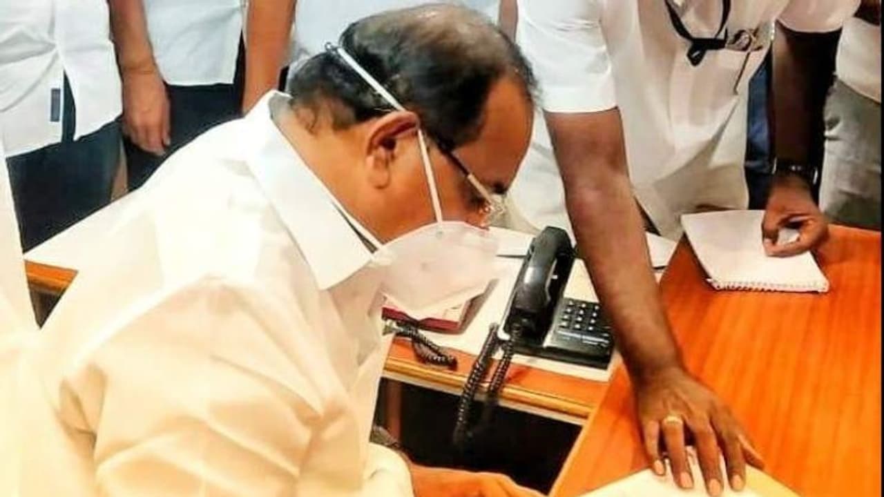 காய்கறி, மளிகைபொருட்களை கூடுதல் விலைக்கு விற்றால்... உணவுத்துறை அமைச்சர் எச்சரிக்கை...! காய்கறி, மளிகைபொருட்களை கூடுதல் விலைக்கு விற்றால்... உணவுத்துறை அமைச்சர் எச்சரிக்கை...!