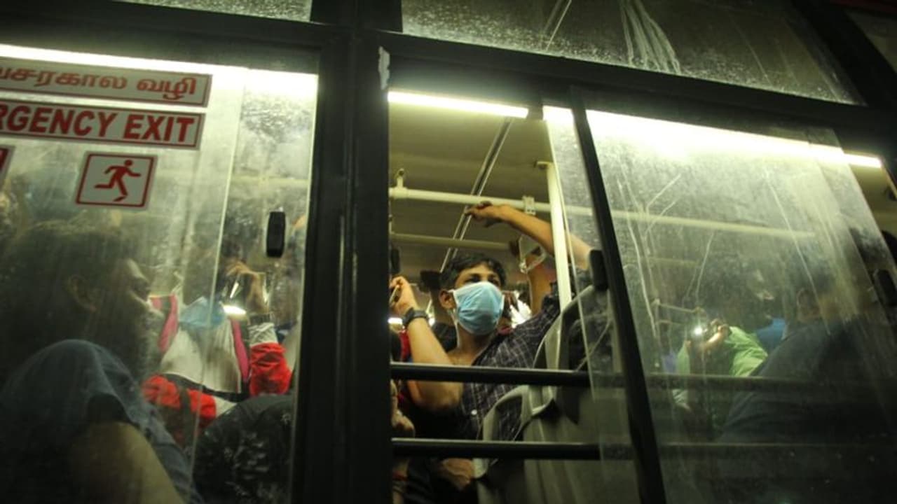 இன்னைக்கு சொந்த ஊருக்கு போகப்போறீங்களா?... சிறப்பு பேருந்துகள் பற்றிய முழு விபரம் இதோ...! இன்னைக்கு சொந்த ஊருக்கு போகப்போறீங்களா?... சிறப்பு பேருந்துகள் பற்றிய முழு விபரம் இதோ...!