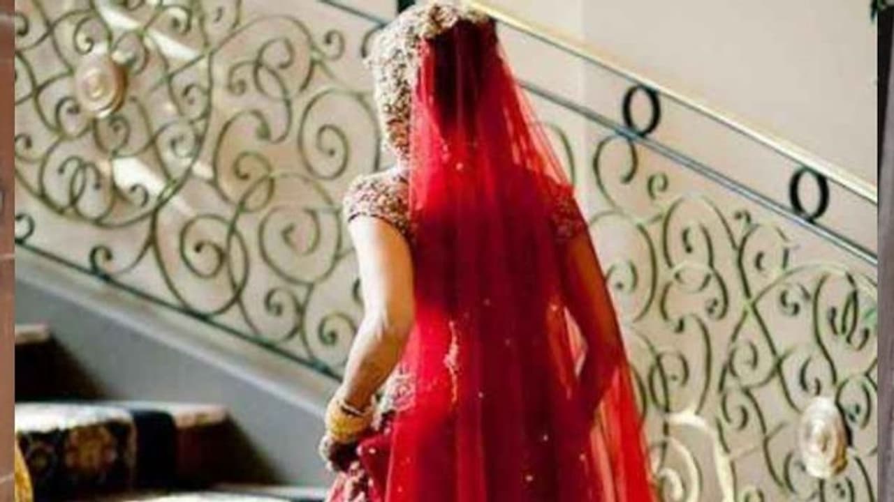 दूल्हे ने घर में की एंट्री और मंडप से भाग गई दुल्हन, SP के पास पहुंचकर बोली जेल भेजकर जान बचा लीजिए दूल्हे ने घर में की एंट्री और मंडप से भाग गई दुल्हन, SP के पास पहुंचकर बोली जेल भेजकर जान बचा लीजिए