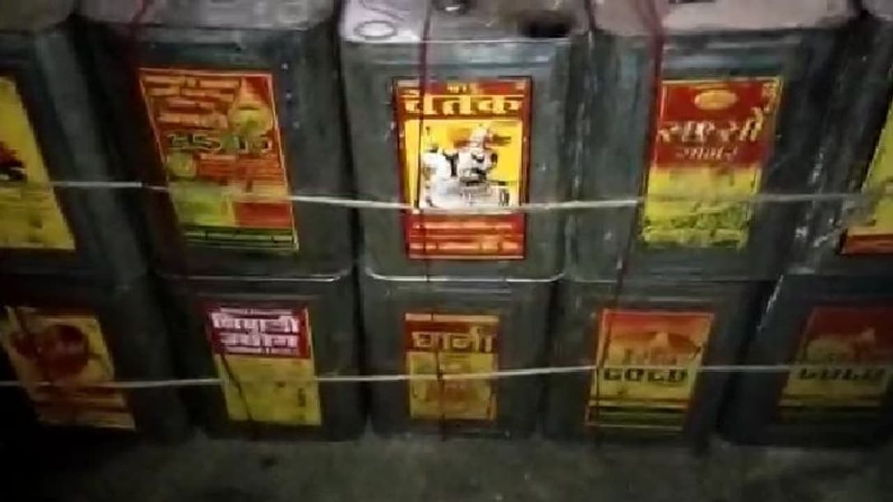 সরষের তেলে মিশছে ডালডা, ভেজাল তেলের কারখানায় আচমকা হানা পুলিশের সরষের তেলে মিশছে ডালডা, ভেজাল তেলের কারখানায় আচমকা হানা পুলিশের