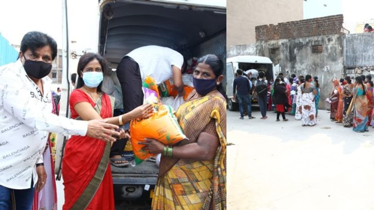 సినీ ప్రొడక్షన్‌ మహిళలకు హాస్యనటుడు అలీ కుటుంబ సమేతంగా సహాయం...