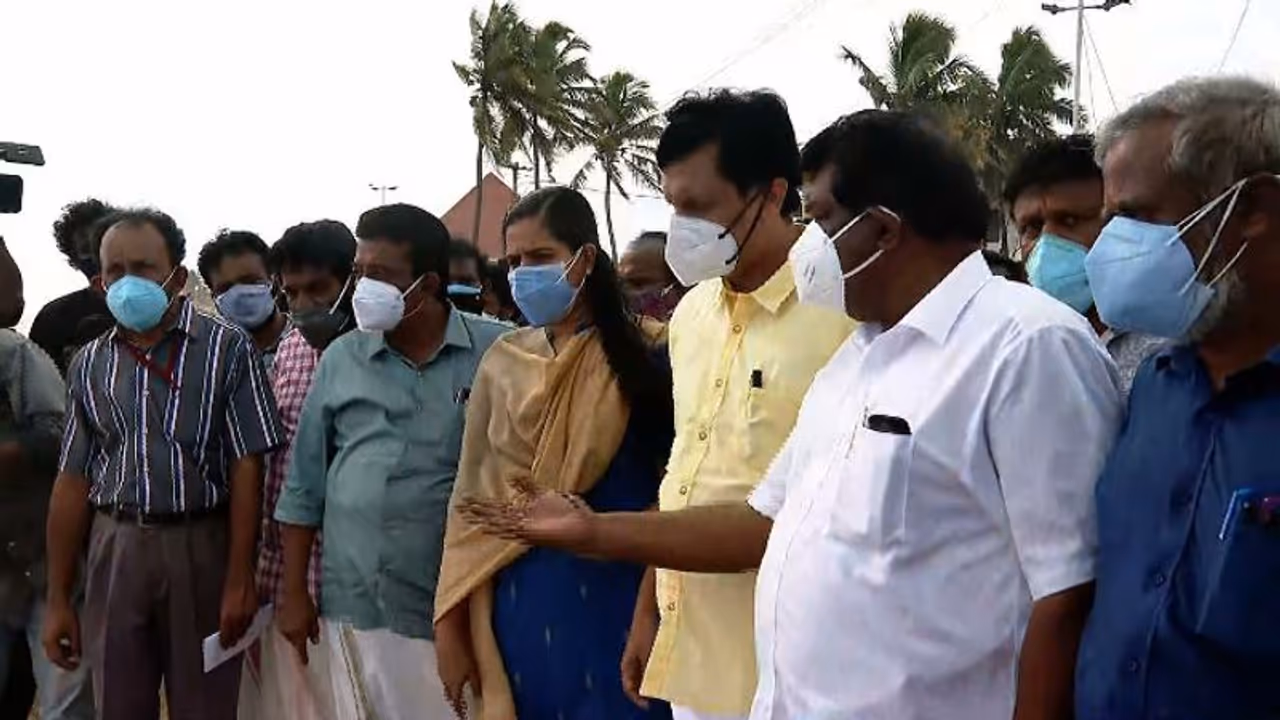 കടലാക്രമണം നേരിട്ട ശംഖുമുഖത്ത് മന്ത്രിമാരായ റിയാസും ആന്റണി രാജുവുമെത്തി; റോഡ് ഉടൻ നന്നാക്കുമെന്ന് ഉറപ്പ് കടലാക്രമണം നേരിട്ട ശംഖുമുഖത്ത് മന്ത്രിമാരായ റിയാസും ആന്റണി രാജുവുമെത്തി; റോഡ് ഉടൻ നന്നാക്കുമെന്ന് ഉറപ്പ്