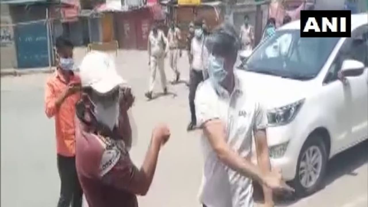 മരുന്ന് വാങ്ങാനിറങ്ങിയ യുവാവിന്റെ മുഖത്തടിച്ച് കളക്ടർ; നടപടിയെടുത്ത് മാപ്പുചോദിച്ച് മുഖ്യമന്ത്രി ഭൂപേഷ് ബാഗൽ മരുന്ന് വാങ്ങാനിറങ്ങിയ യുവാവിന്റെ മുഖത്തടിച്ച് കളക്ടർ; നടപടിയെടുത്ത് മാപ്പുചോദിച്ച് മുഖ്യമന്ത്രി ഭൂപേഷ് ബാഗൽ