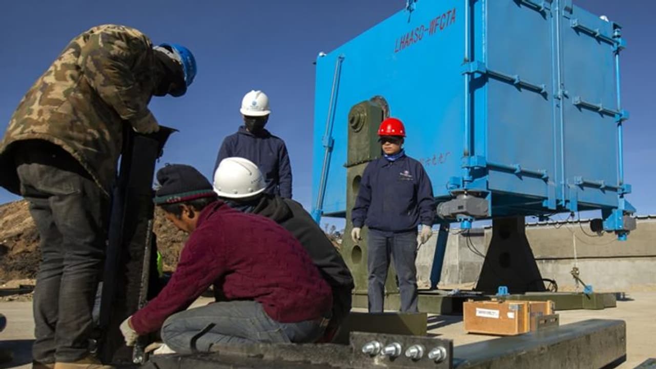 चीन ने फिर दिखाई चालबाजी, अब अरुणाचल से सटे भूटान में गांव बसाया, यहां आर्मी कैंप भी बना दिया चीन ने फिर दिखाई चालबाजी, अब अरुणाचल से सटे भूटान में गांव बसाया, यहां आर्मी कैंप भी बना दिया