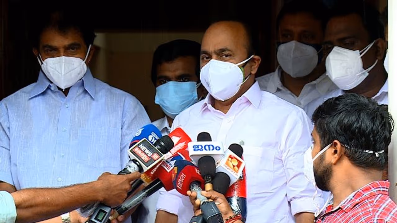 "ക്രിമിനൽ സംഘങ്ങളുടെ അടിമകളാണ് സിപിഎം" സ്വർണക്കടത്തിൽ സിപിഎമ്മിന്റെ പങ്ക് വ്യക്തമെന്ന് വി ഡി സതീശൻ "ക്രിമിനൽ സംഘങ്ങളുടെ അടിമകളാണ് സിപിഎം" സ്വർണക്കടത്തിൽ സിപിഎമ്മിന്റെ പങ്ക് വ്യക്തമെന്ന് വി ഡി സതീശൻ