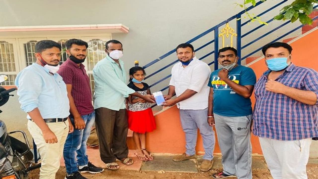 ತಾಯಿಯ ಮೊಬೈಲ್ ಕೇಳಿದ ಬಾಲಕಿಗೆ ಹೊಸದು ಕೊಡಿಸಿದ ಕೈ ನಾಯಕರು! ತಾಯಿಯ ಮೊಬೈಲ್ ಕೇಳಿದ ಬಾಲಕಿಗೆ ಹೊಸದು ಕೊಡಿಸಿದ ಕೈ ನಾಯಕರು!