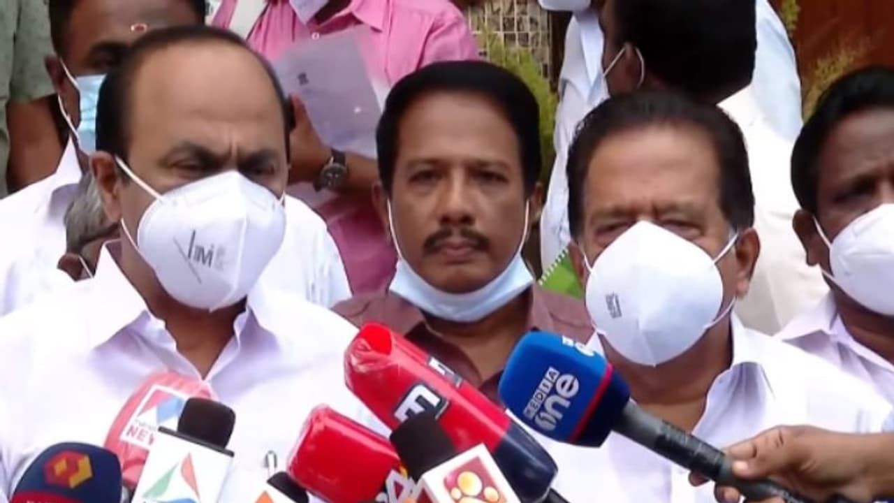 'ഒരുമിച്ച് മുന്നോട്ട് പോകും': ചെന്നിത്തലയെ വീട്ടിലെത്തി കണ്ട് വിഡി സതീശൻ 'ഒരുമിച്ച് മുന്നോട്ട് പോകും': ചെന്നിത്തലയെ വീട്ടിലെത്തി കണ്ട് വിഡി സതീശൻ