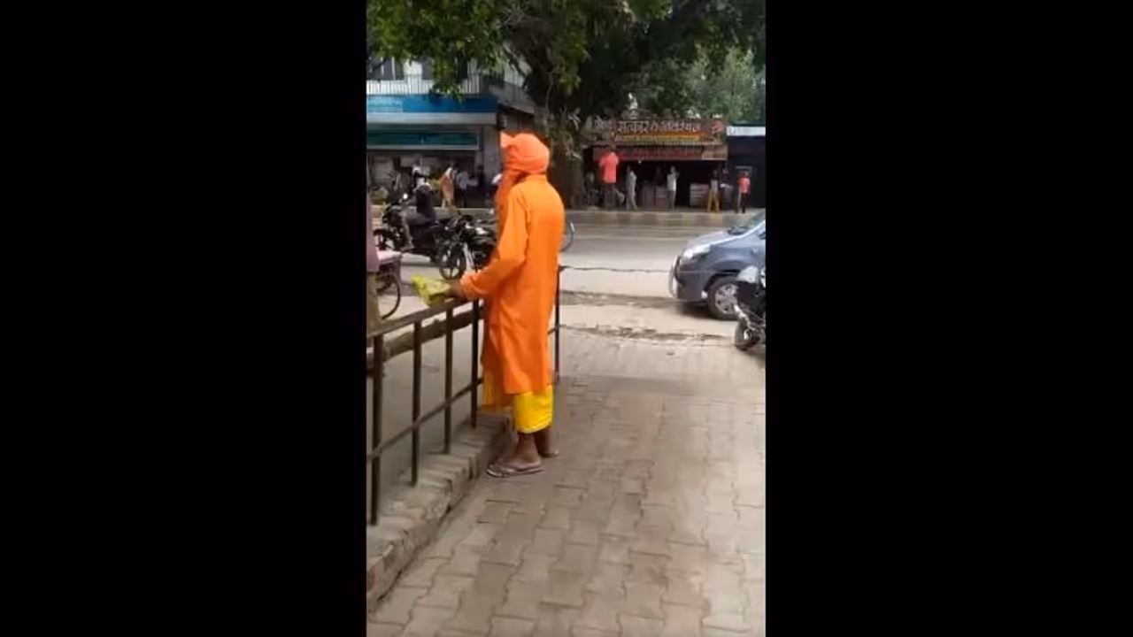 கொரோனாவை இலவசமாக குணப்படுத்திய மூலிகை மருத்துவர்... மிரட்டித் தடுத்த அரசு அதிகாரிகள்..! கொரோனாவை இலவசமாக குணப்படுத்திய மூலிகை மருத்துவர்... மிரட்டித் தடுத்த அரசு அதிகாரிகள்..!