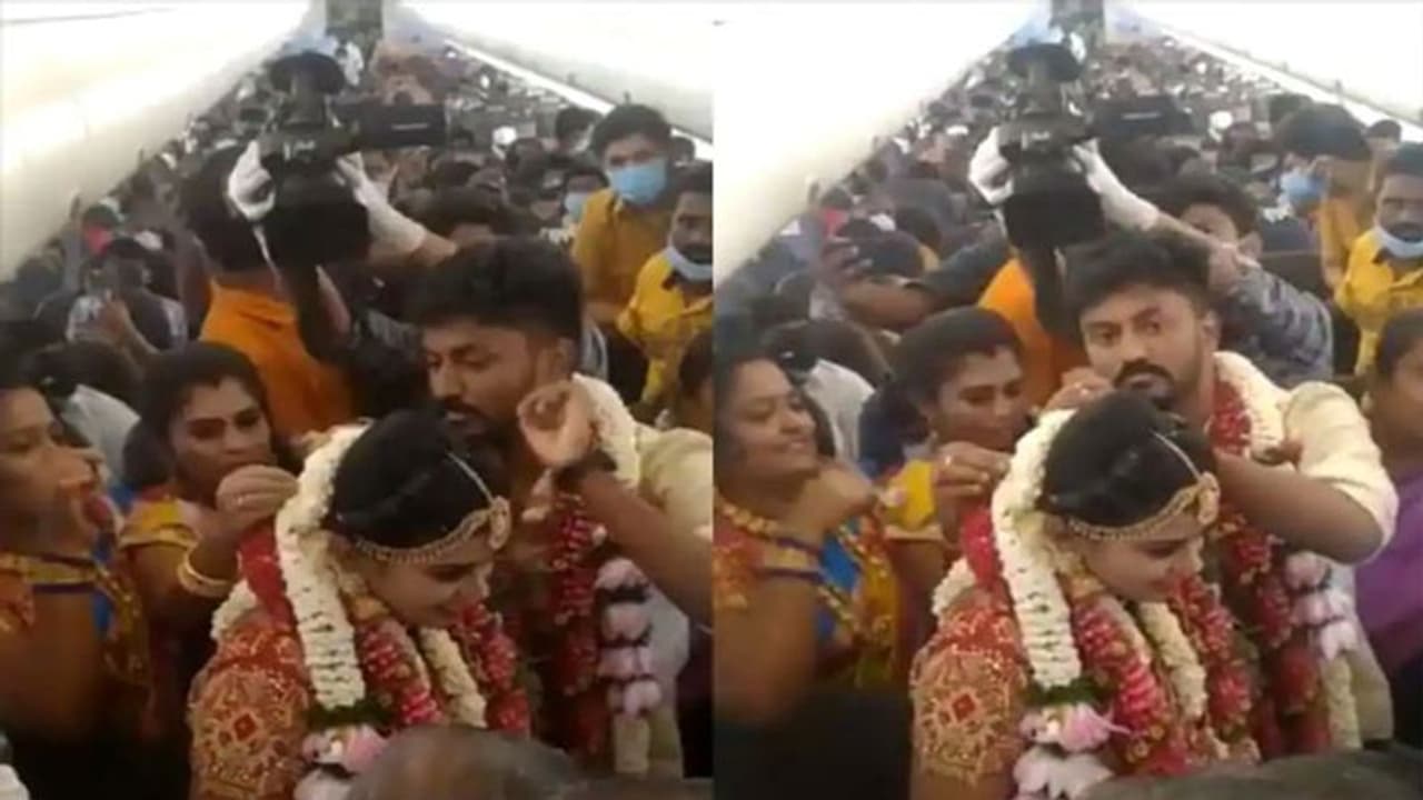 కరోనా లాక్ డౌన్ మహిమ... విమానంలోనే పెళ్లి.. వీడియో వైరల్ కరోనా లాక్ డౌన్ మహిమ... విమానంలోనే పెళ్లి.. వీడియో వైరల్