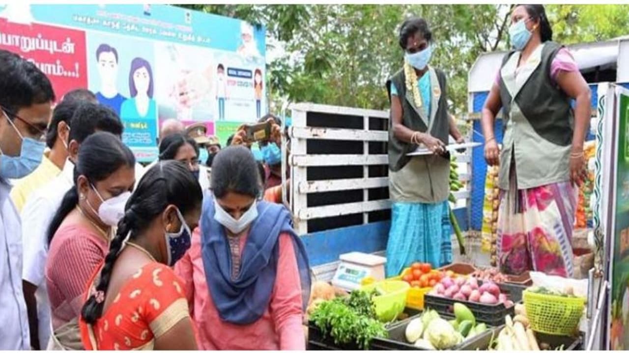 இந்தத் தொலைபேசி எண்ணில் தெரிஞ்சுக்கலாம்... வீடு தேடி வரும் நடமாடும் காய்கறி, பழக் கடைகள்..! இந்தத் தொலைபேசி எண்ணில் தெரிஞ்சுக்கலாம்... வீடு தேடி வரும் நடமாடும் காய்கறி, பழக் கடைகள்..!