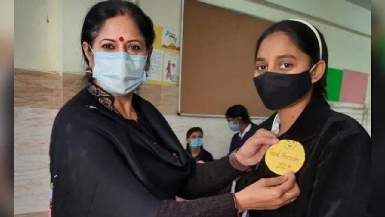 തന്റെ സമ്പാദ്യം മുഴുവൻ കൊവിഡ് ദുരിതാശ്വാസ പ്രവർത്തനത്തിന് നൽകി വിദ്യാർത്ഥിനി; കയ്യടിച്ച് സോഷ്യൽ മീഡിയ തന്റെ സമ്പാദ്യം മുഴുവൻ കൊവിഡ് ദുരിതാശ്വാസ പ്രവർത്തനത്തിന് നൽകി വിദ്യാർത്ഥിനി; കയ്യടിച്ച് സോഷ്യൽ മീഡിയ