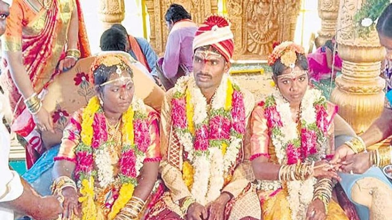 అక్కాచెల్లెళ్ల ముద్దుల మొగుడు..తెలంగాణలో ఒకేసారి ఇద్దరితో పెళ్లి.. ! అక్కాచెల్లెళ్ల ముద్దుల మొగుడు..తెలంగాణలో ఒకేసారి ఇద్దరితో పెళ్లి.. !