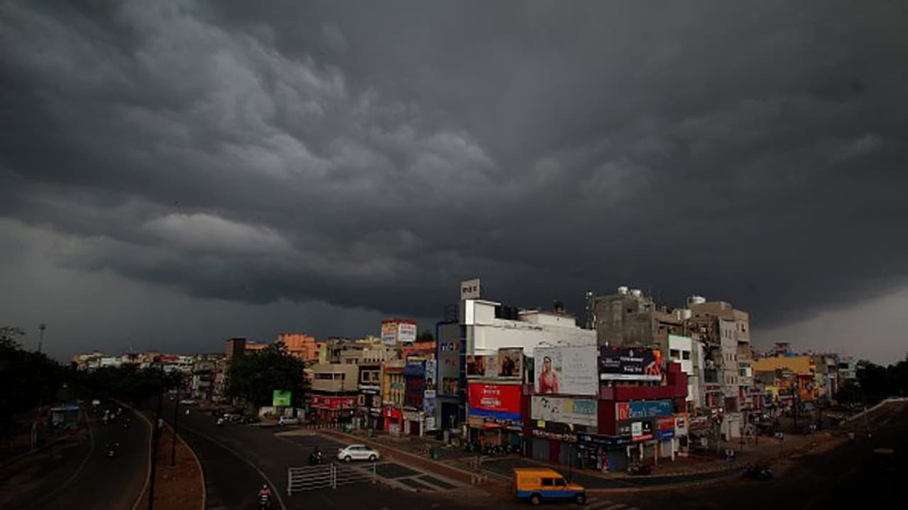 বেলা বাড়তেই আদ্রতা চরমে পৌছে বাড়ল অস্বস্তি, ফের প্রবল বর্ষণের পূর্বাভাস দক্ষিণবঙ্গে