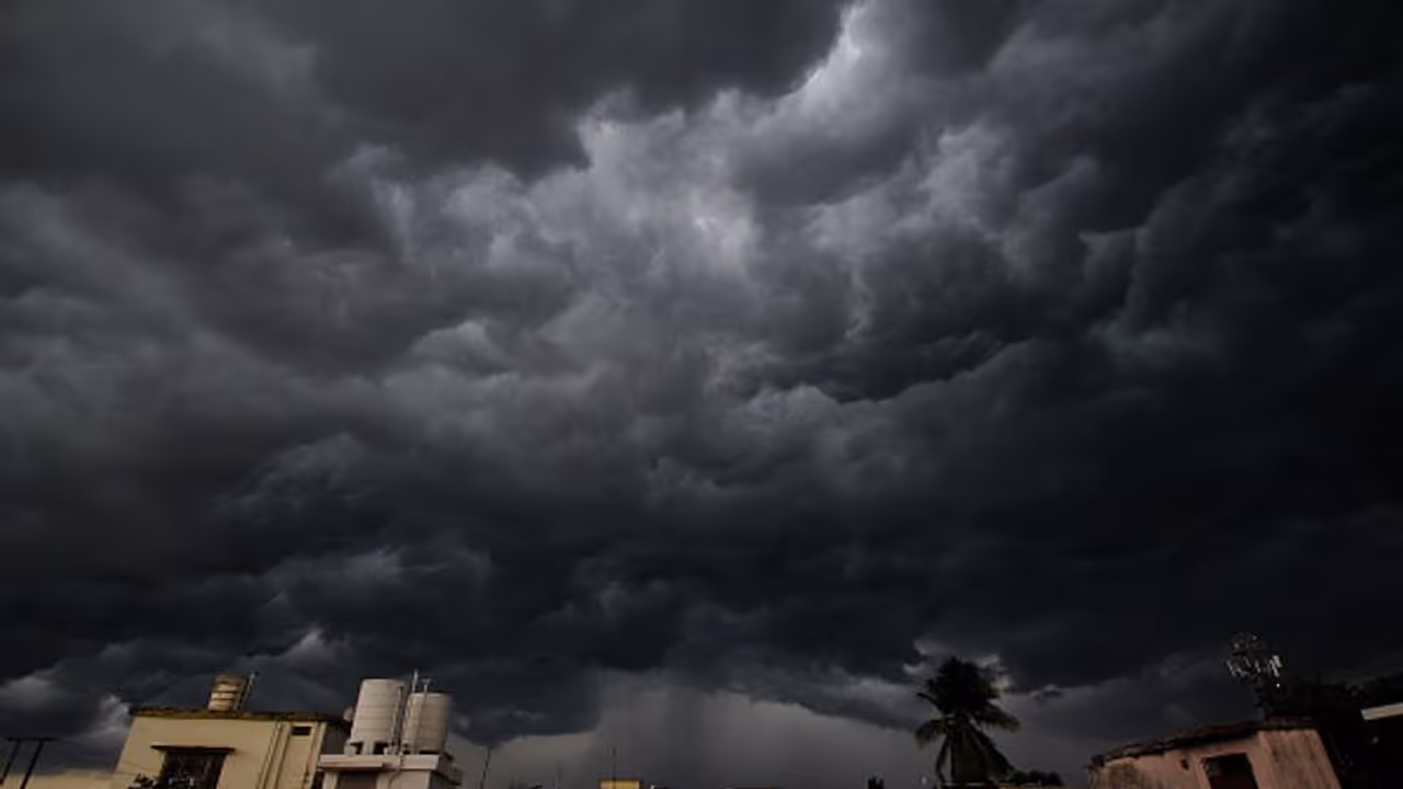 শক্তি বাড়িয়ে এগিয়ে আসছে Cyclone Yaas, জেনে নিন ঘূর্ণিঝড় মোকাবিলায় কী কী করবেন