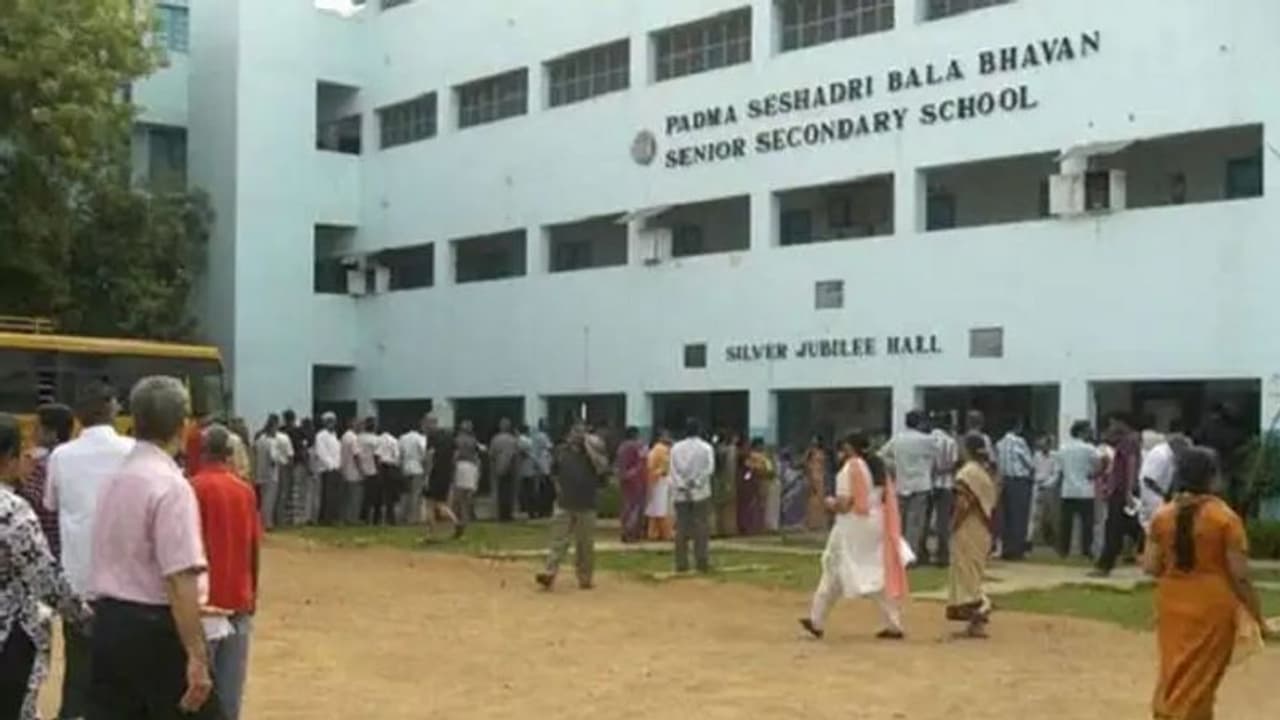 சம்மன் அனுப்பியும் கொஞ்சம் கூட மதிக்கல.. விசாரணைக்கு ஆஜராகாமல் தவிர்த்த பத்ம சேஷாத்ரி பள்ளி முதல்வர், தாளாளர். சம்மன் அனுப்பியும் கொஞ்சம் கூட மதிக்கல.. விசாரணைக்கு ஆஜராகாமல் தவிர்த்த பத்ம சேஷாத்ரி பள்ளி முதல்வர், தாளாளர்.