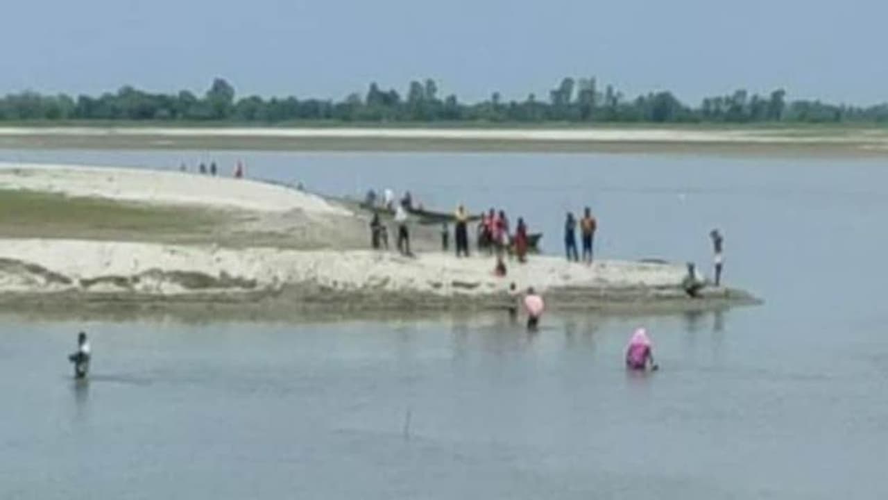 தடுப்பூசிக்கு பயந்து ஆற்றில் குதித்து தப்பிய மக்கள்..! தடுப்பூசிக்கு பயந்து ஆற்றில் குதித்து தப்பிய மக்கள்..!