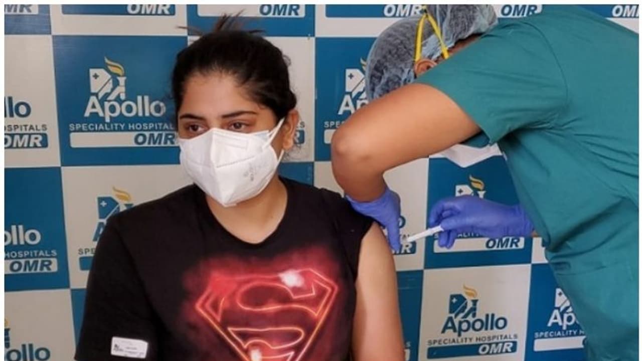 'ആദ്യം ഭയമുണ്ടായിരുന്നു, ഇപ്പോള് എത്രമാത്രം പ്രധാനമാണെന്ന് മനസിലായി', കൊവിഡ് വാക്സിനെ കുറിച്ച് മഞ്ജിമ മോഹൻ 'ആദ്യം ഭയമുണ്ടായിരുന്നു, ഇപ്പോള് എത്രമാത്രം പ്രധാനമാണെന്ന് മനസിലായി', കൊവിഡ് വാക്സിനെ കുറിച്ച് മഞ്ജിമ മോഹൻ