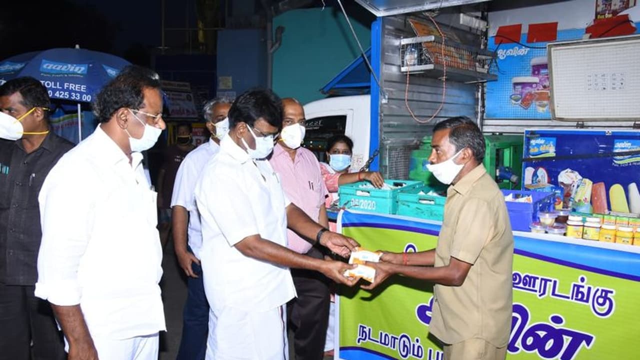 தமிழகத்தில் நாளை முதல் பால் தட்டுப்பாடு? பால் உற்பத்தியாளர்களின் அறிவிப்பால் பொதுமக்கள் அதிர்ச்சி தமிழகத்தில் நாளை முதல் பால் தட்டுப்பாடு? பால் உற்பத்தியாளர்களின் அறிவிப்பால் பொதுமக்கள் அதிர்ச்சி