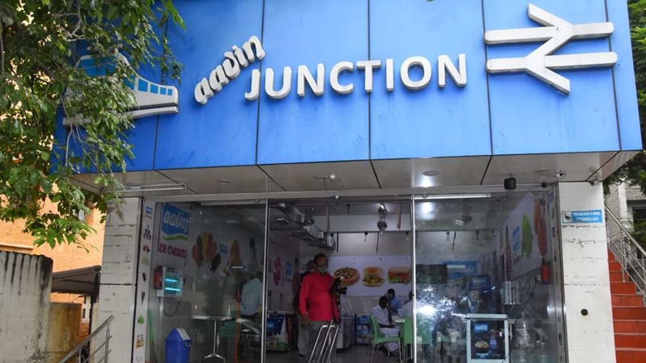 லஞ்சம் வாங்கிய ஆவின் அசிஸ்டெண்ட் மேனேஜர் வீட்டில் கிடைத்த வெடிகுண்டுகள்... லஞ்ச ஒழிப்பு போலீஸாருக்கு அதிர்ச்சி லஞ்சம் வாங்கிய ஆவின் அசிஸ்டெண்ட் மேனேஜர் வீட்டில் கிடைத்த வெடிகுண்டுகள்... லஞ்ச ஒழிப்பு போலீஸாருக்கு அதிர்ச்சி