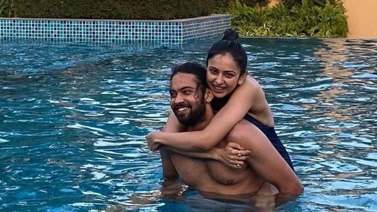 అతని భుజాలపైకి ఎక్కి చిన్న పిల్లలా స్విమ్మింగ్ పూల్ లో ఆడుకుంటున్న రకుల్! అతని భుజాలపైకి ఎక్కి చిన్న పిల్లలా స్విమ్మింగ్ పూల్ లో ఆడుకుంటున్న రకుల్!