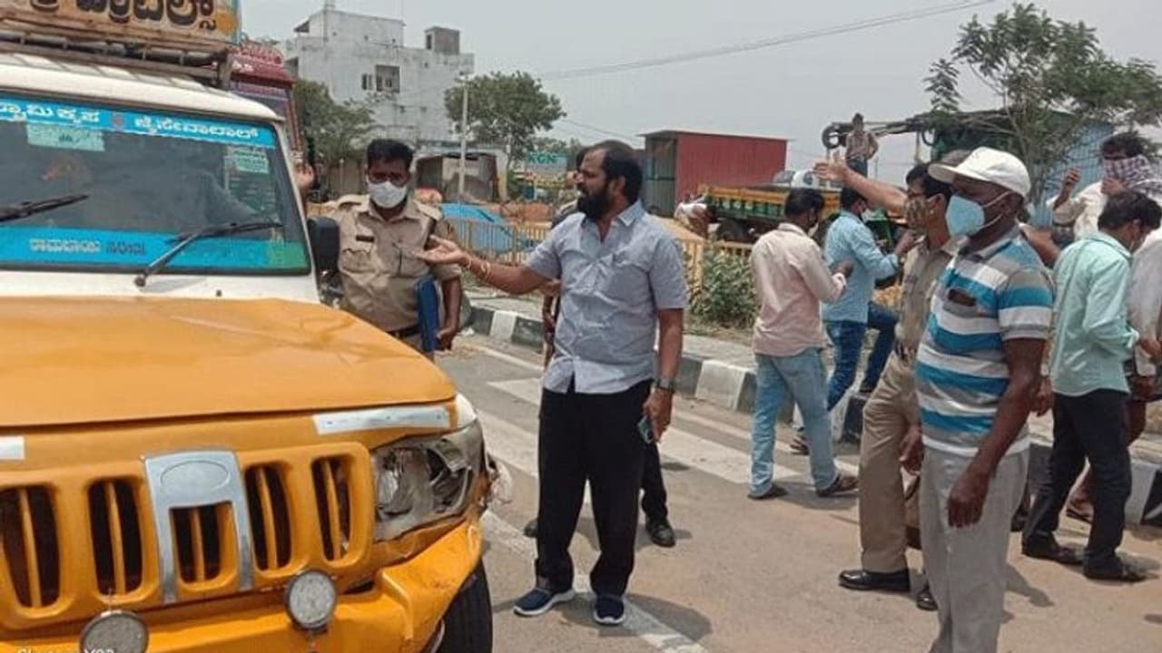 ప్రమాదం చేసి పరారవుతున్న డ్రైవర్.. ఛేజ్ చేసి పట్టుకున్న మంత్రి శ్రీనివాస్ గౌడ్ ప్రమాదం చేసి పరారవుతున్న డ్రైవర్.. ఛేజ్ చేసి పట్టుకున్న మంత్రి శ్రీనివాస్ గౌడ్