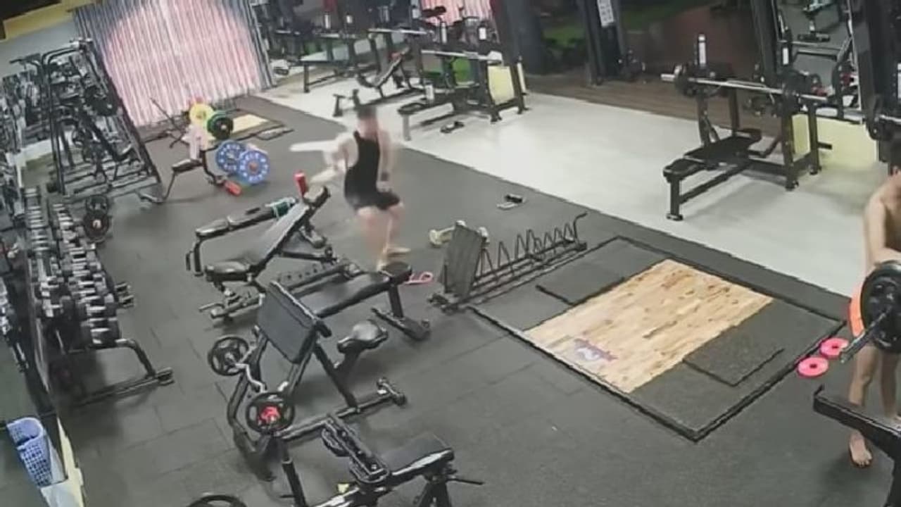 ജിമ്മിനിടെ അപ്രതീക്ഷിതമായ അപകടം, തലനാരിഴയ്ക്ക് രക്ഷ; വീഡിയോ വൈറലാകുന്നു