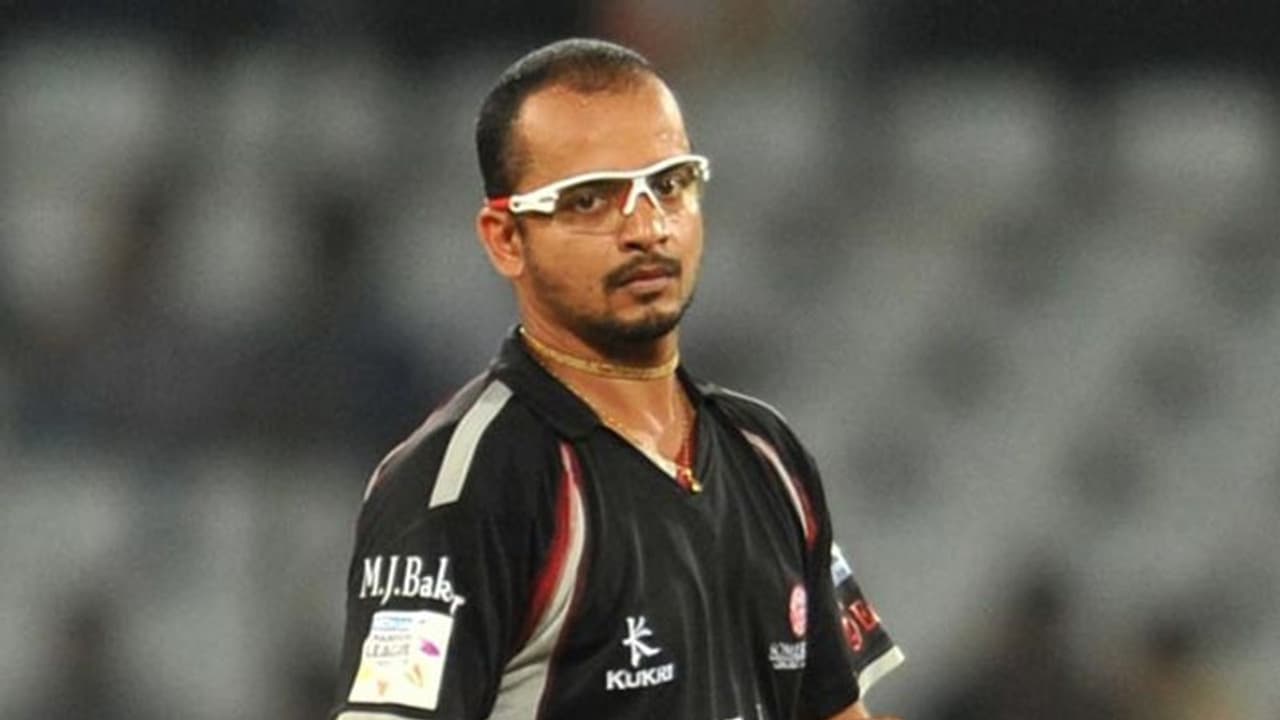 RCB ವೇಗಿಯನ್ನು ಕಸಕ್ಕೆ ಹೋಲಿಸಿದ ಮುರಳಿ ಕಾರ್ತಿಕ್..! ಗ್ರಾಚಾರ ಬಿಡಿಸಿದ ನೆಟ್ಟಿಗರು