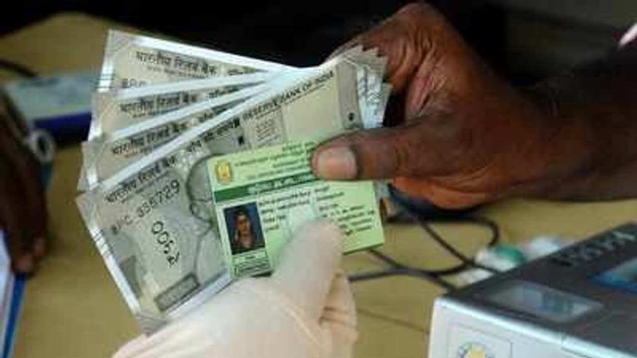 4,000 ரூபாய் வழங்கும் நிகழ்ச்சியை, அரசியல் நிகழ்வாக மாற்றக் கூடாது.. திமுகவுக்கு நீதிமன்றம் எச்சரிக்கை. 4,000 ரூபாய் வழங்கும் நிகழ்ச்சியை, அரசியல் நிகழ்வாக மாற்றக் கூடாது.. திமுகவுக்கு நீதிமன்றம் எச்சரிக்கை.