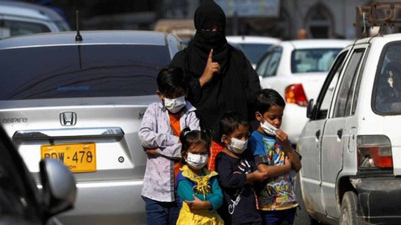 यहां भी PAK पीछे: पाकिस्तान में 32% बच्चे नहीं जा पाते हैं स्कूल, भारत से 17% कम है लिटरेसी रेट यहां भी PAK पीछे: पाकिस्तान में 32% बच्चे नहीं जा पाते हैं स्कूल, भारत से 17% कम है लिटरेसी रेट