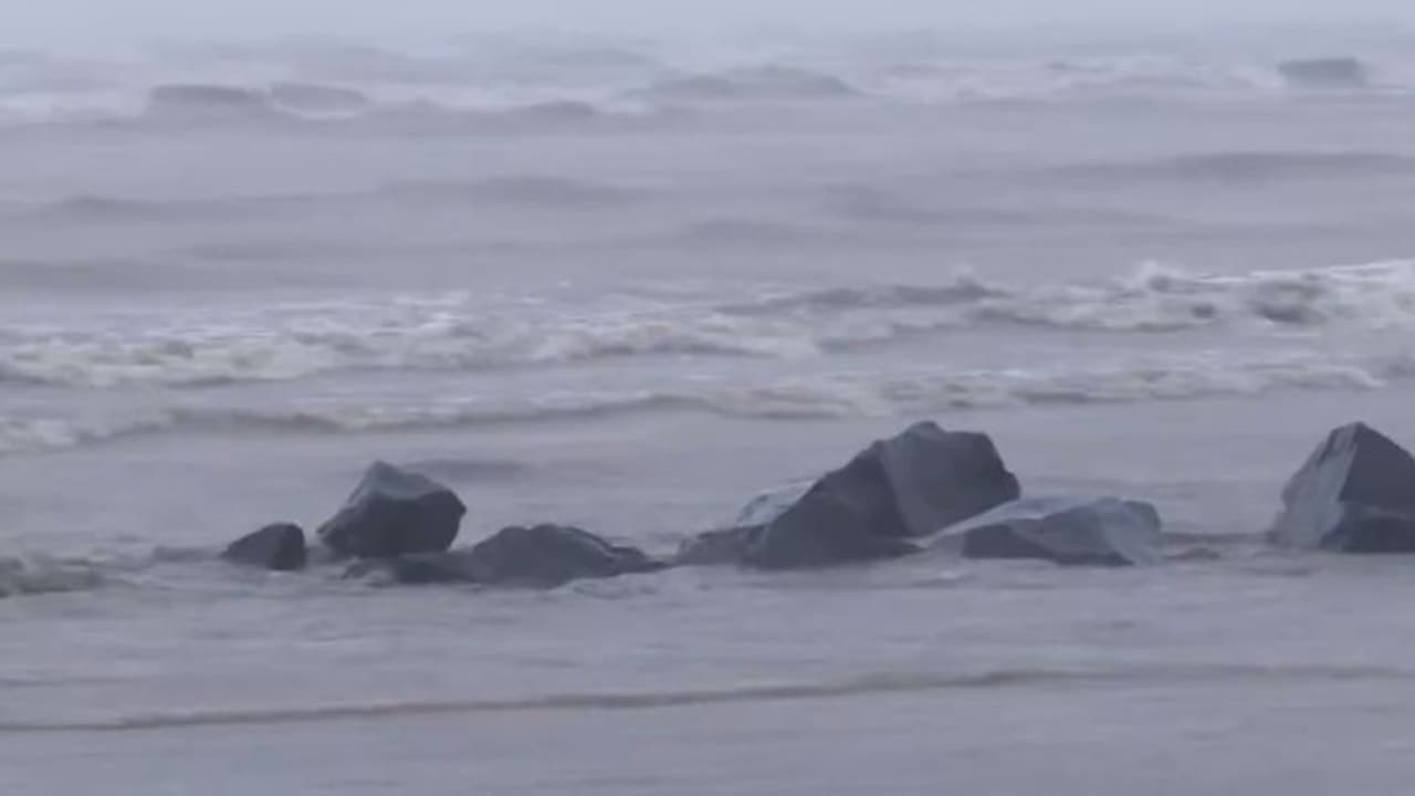 ಒಡಿಶಾ ತೀರಕ್ಕೆ ಇಂದು ಅಪ್ಪಳಿಸಲಿದೆ ಸೈಕ್ಲೋನ್: 185 ಕಿ.ಮೀ. ಶರವೇಗದಲ್ಲಿ ದಾಳಿ! ಒಡಿಶಾ ತೀರಕ್ಕೆ ಇಂದು ಅಪ್ಪಳಿಸಲಿದೆ ಸೈಕ್ಲೋನ್: 185 ಕಿ.ಮೀ. ಶರವೇಗದಲ್ಲಿ ದಾಳಿ!