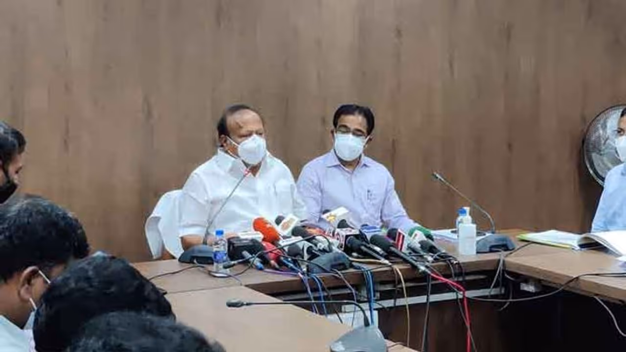 வியாபாரிகளே கவலை வேண்டாம்.. உங்களை போலீஸ் தடுத்தால் ஒரு போன் போடுங்க போதும்... மாஸ் காட்டும் அமைச்சர்..! வியாபாரிகளே கவலை வேண்டாம்.. உங்களை போலீஸ் தடுத்தால் ஒரு போன் போடுங்க போதும்... மாஸ் காட்டும் அமைச்சர்..!