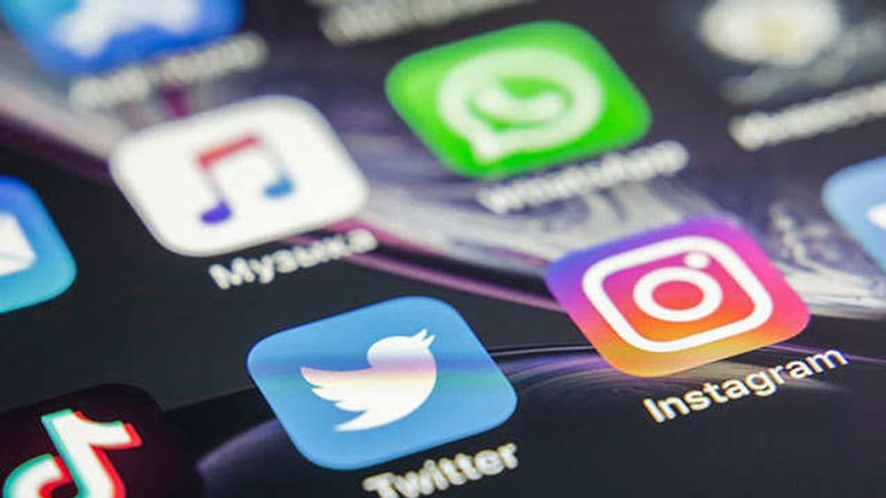 ഐടി നിയമത്തിൽ നിലപാട് കടുപ്പിച്ച് കേന്ദ്രം: 'സാമൂഹിക മാധ്യമങ്ങൾ അടിയന്തരമായി റിപ്പോർട്ട് നൽകണം' ഐടി നിയമത്തിൽ നിലപാട് കടുപ്പിച്ച് കേന്ദ്രം: 'സാമൂഹിക മാധ്യമങ്ങൾ അടിയന്തരമായി റിപ്പോർട്ട് നൽകണം'