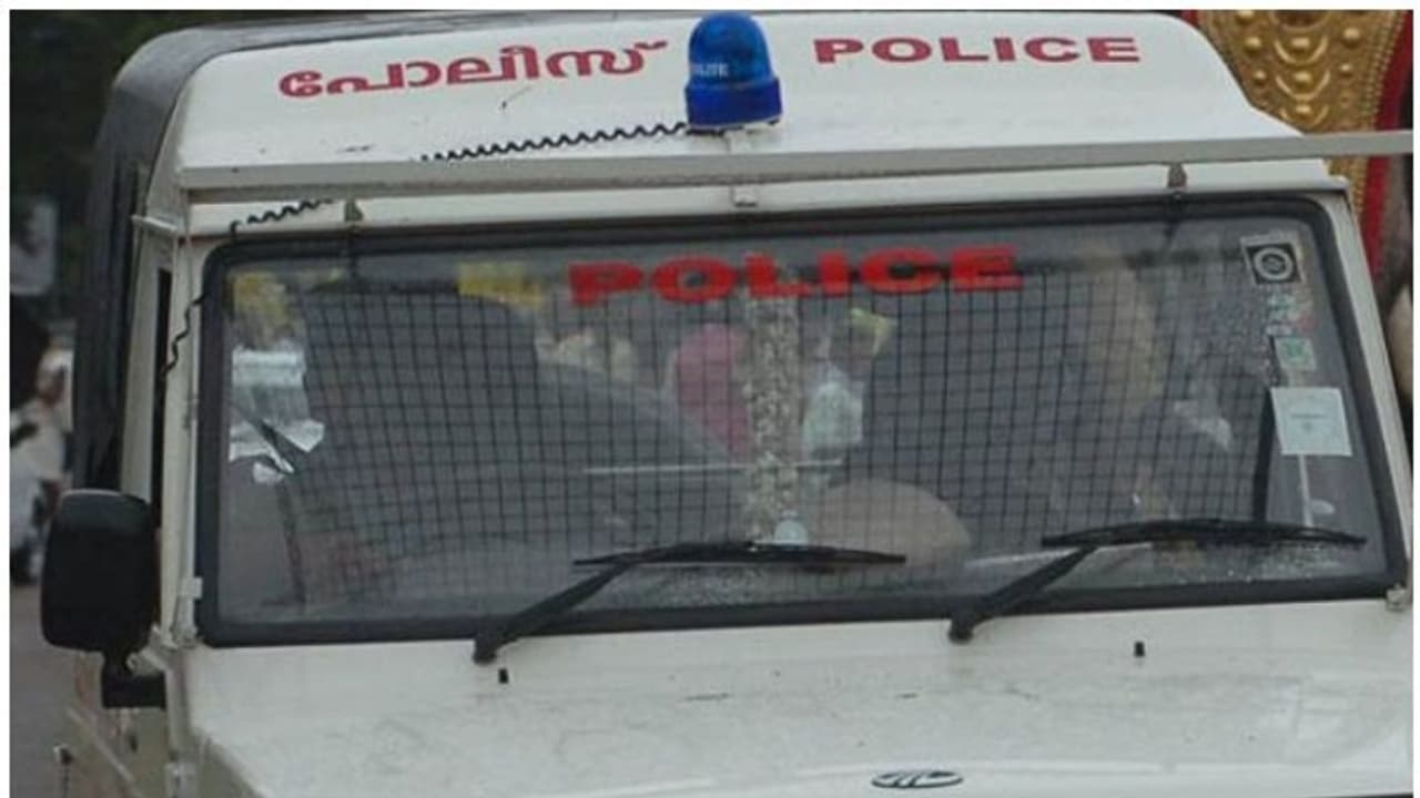 മൂന്നാം ക്ലാസുകാരിക്ക് വയറുവേദന, പരിശോധനയിൽ പീഡനം തെളിഞ്ഞു; അമ്പത്താറുകാരനും പത്തൊമ്പതുകാരനും പിടിയിൽ, റിമാൻഡ് മൂന്നാം ക്ലാസുകാരിക്ക് വയറുവേദന, പരിശോധനയിൽ പീഡനം തെളിഞ്ഞു; അമ്പത്താറുകാരനും പത്തൊമ്പതുകാരനും പിടിയിൽ, റിമാൻഡ്