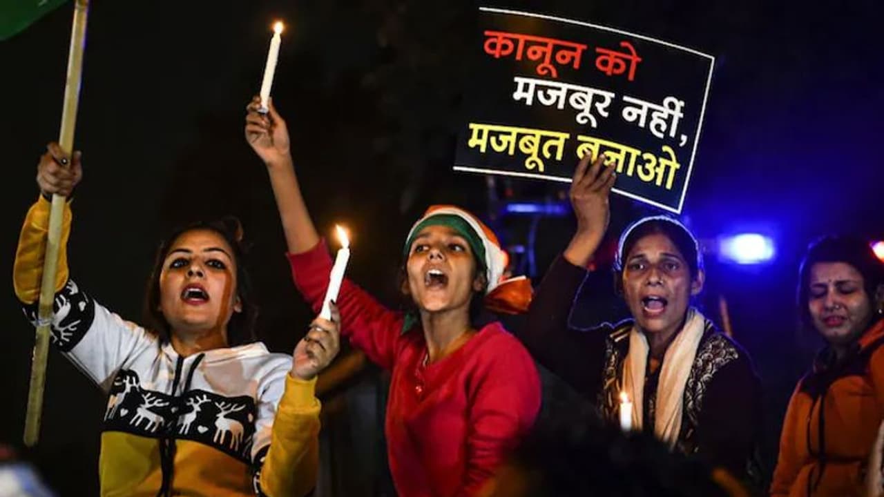 ऑनलाइन क्लॉस में कभी तौलिया पहनकर आता था टीचर, स्टूडेंट्स ने लगाया यौन उत्पीड़न का आरोप; गिरफ्तार ऑनलाइन क्लॉस में कभी तौलिया पहनकर आता था टीचर, स्टूडेंट्स ने लगाया यौन उत्पीड़न का आरोप; गिरफ्तार