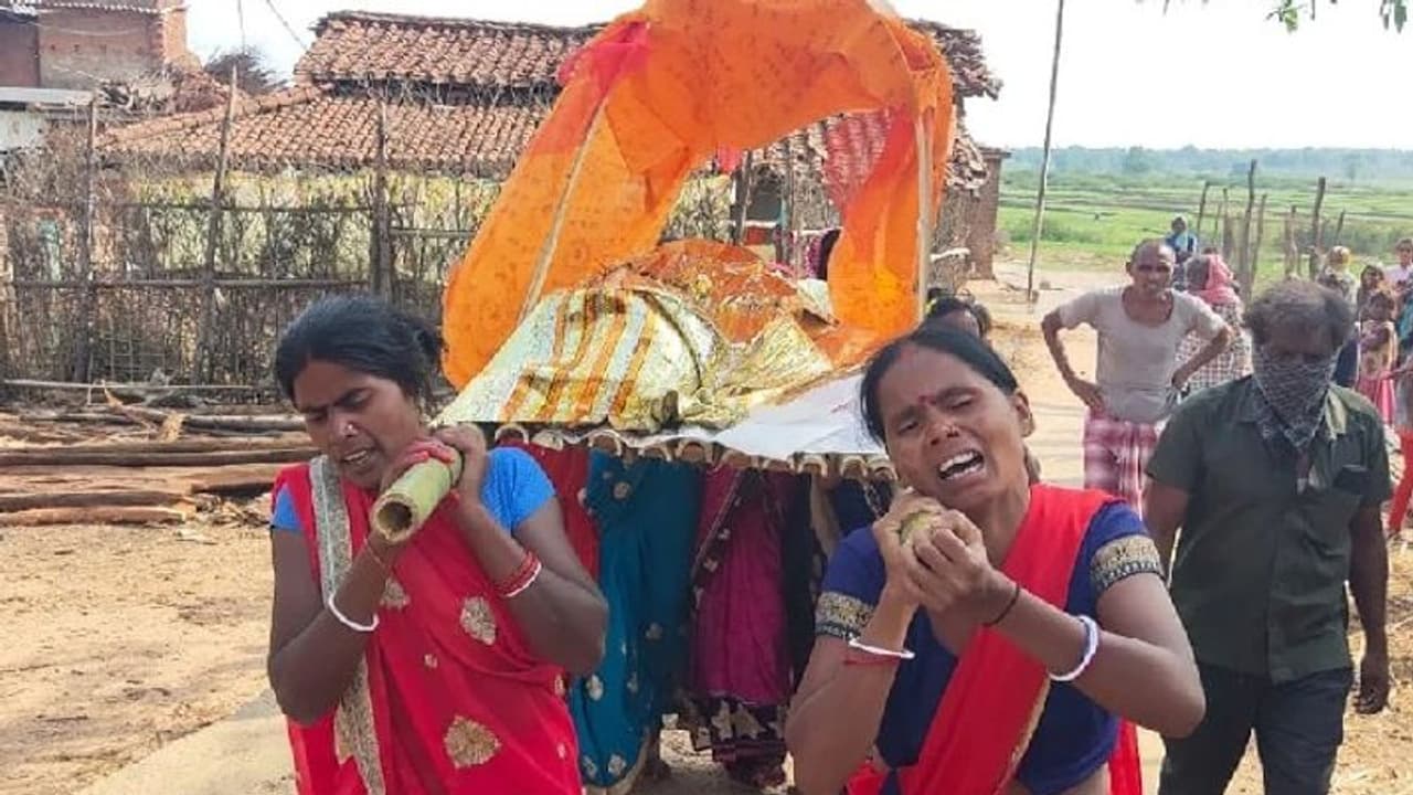 पूरे गांव ने नहीं दिया साथ..तब बेटियों ने निभाया बेटों का फर्ज, खुद अकेले किया मां का अंतिम संस्कार पूरे गांव ने नहीं दिया साथ..तब बेटियों ने निभाया बेटों का फर्ज, खुद अकेले किया मां का अंतिम संस्कार