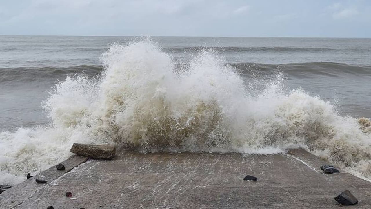 ఏపీపై విరుచుకుపడనున్న యాస్ తుఫాను... విపత్తు నిర్వహణ శాఖ హెచ్చరిక ఏపీపై విరుచుకుపడనున్న యాస్ తుఫాను... విపత్తు నిర్వహణ శాఖ హెచ్చరిక