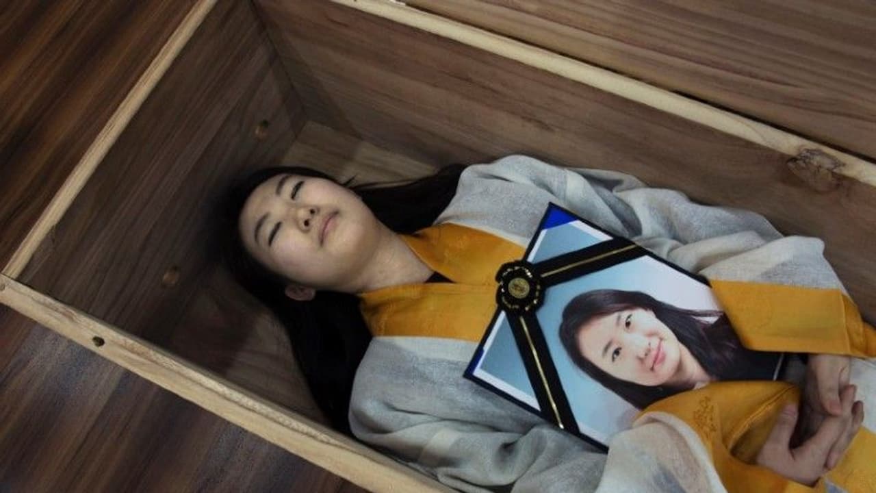 ശവപ്പെട്ടിയില്‍ 10 മിനിറ്റുകള്‍; ജീവിച്ചിരിക്കുമ്പോള്‍ സ്വന്തം ശവസംസ്‌കാരം നടത്തുന്നവര്‍