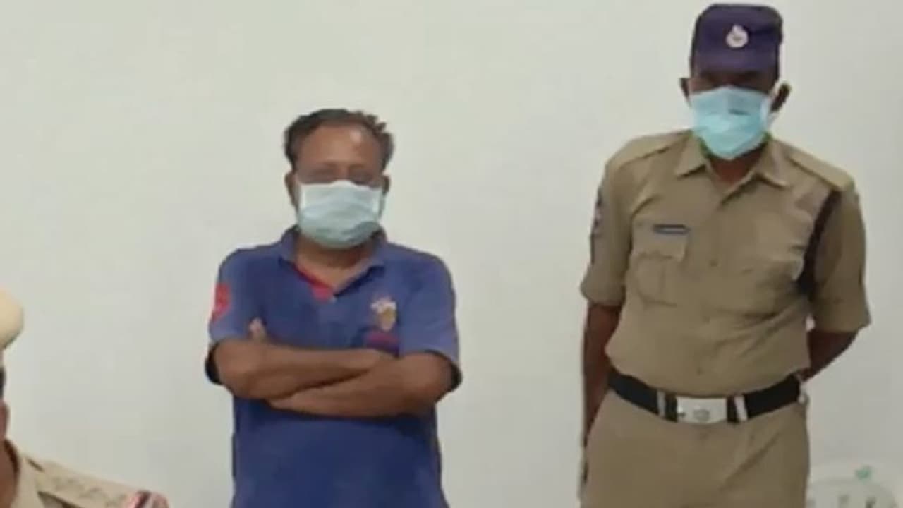 40 కేసుల్లో నిందితుడు.. వేషాలు మారుస్తూ పరారీలోనే, 15 ఏళ్లుకు చిక్కిన కేటుగాడు 40 కేసుల్లో నిందితుడు.. వేషాలు మారుస్తూ పరారీలోనే, 15 ఏళ్లుకు చిక్కిన కేటుగాడు