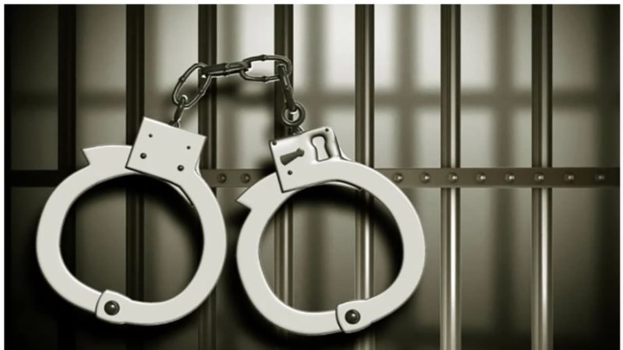 വിദ്യാർത്ഥിനികളെ ഫോണിലൂടെ അസഭ്യം പറഞ്ഞു; അധ്യാപകൻ അറസ്റ്റിൽ