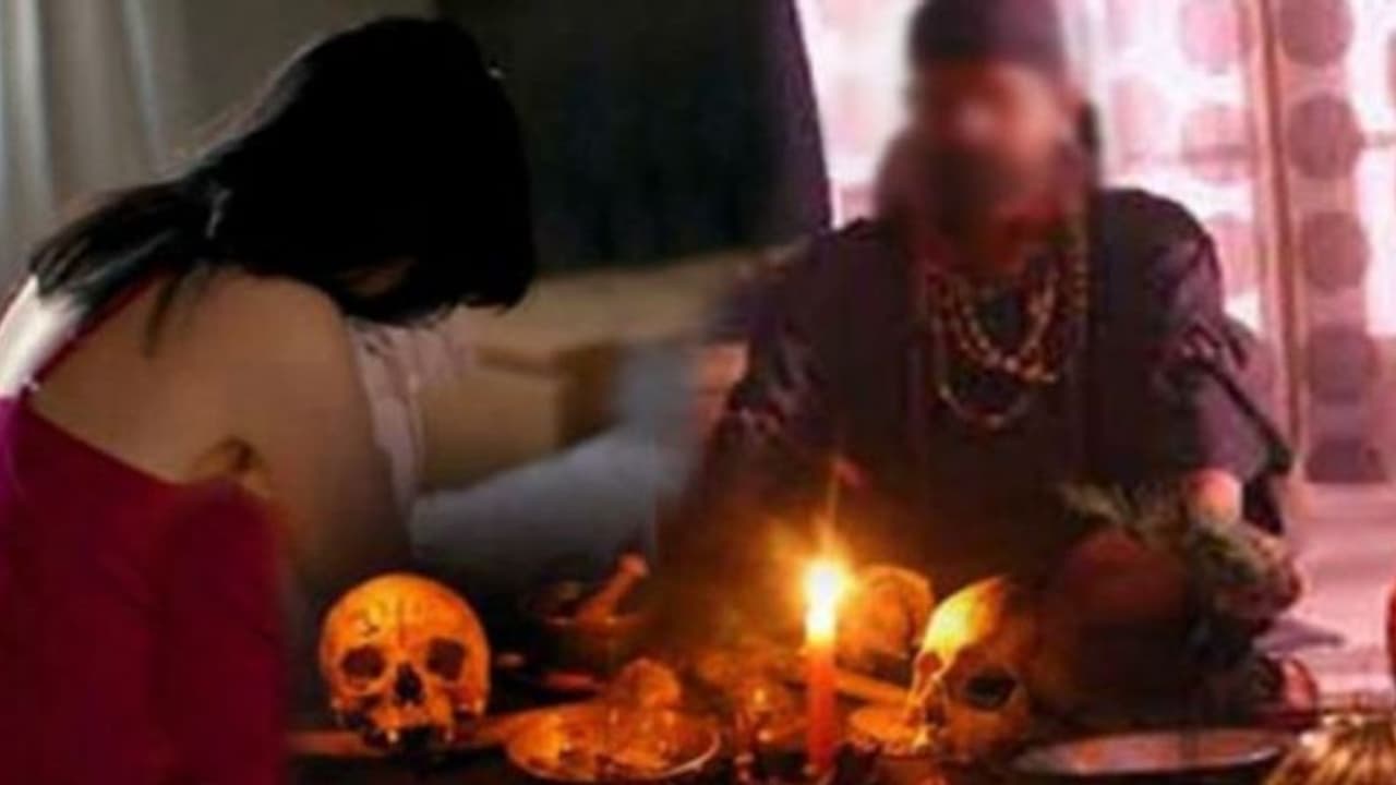 మహిళపై బురిడీ బాబాల అత్యాచారం.. వీడియోతీసి బ్లాక్ మెయిల్, పోలీసుల సస్పెన్షన్.. ! మహిళపై బురిడీ బాబాల అత్యాచారం.. వీడియోతీసి బ్లాక్ మెయిల్, పోలీసుల సస్పెన్షన్.. !