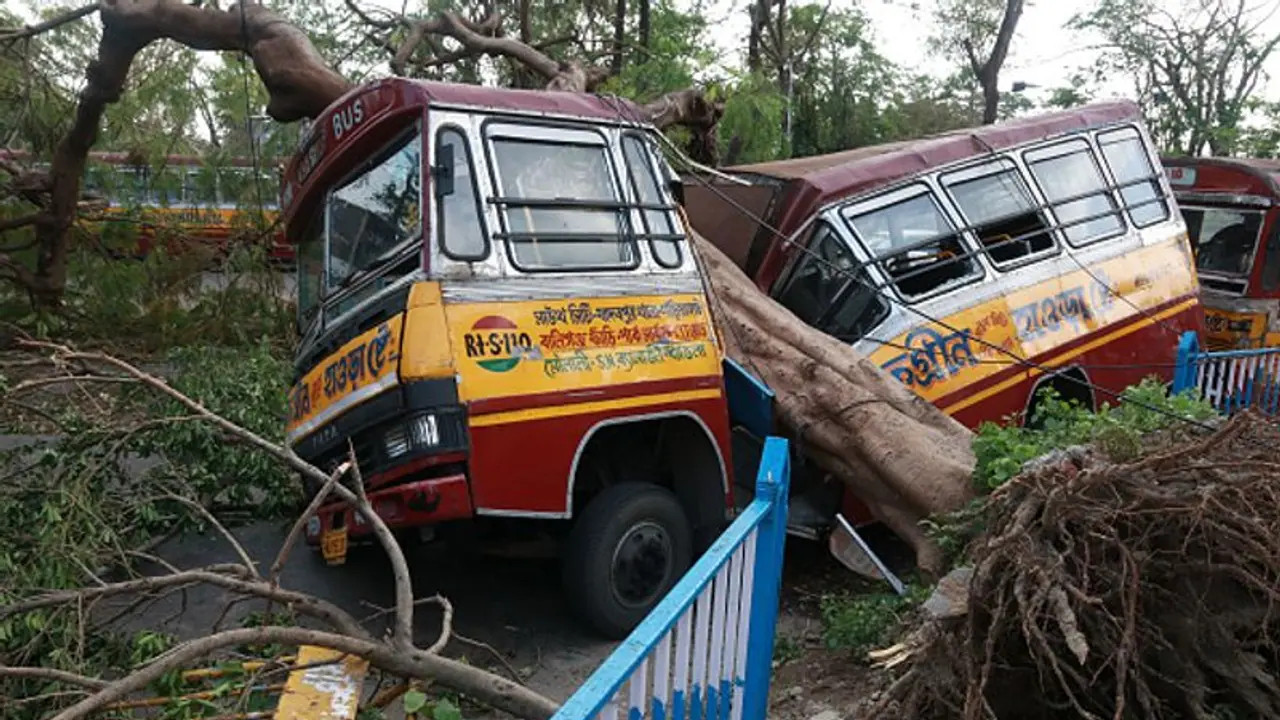 3 లక్షల ఇళ్లు ధ్వంసం, లక్షలాది ఎకరాల పంట నష్టం : బెంగాల్‌‌కు కడగండ్లు మిగిల్చిన యాస్
