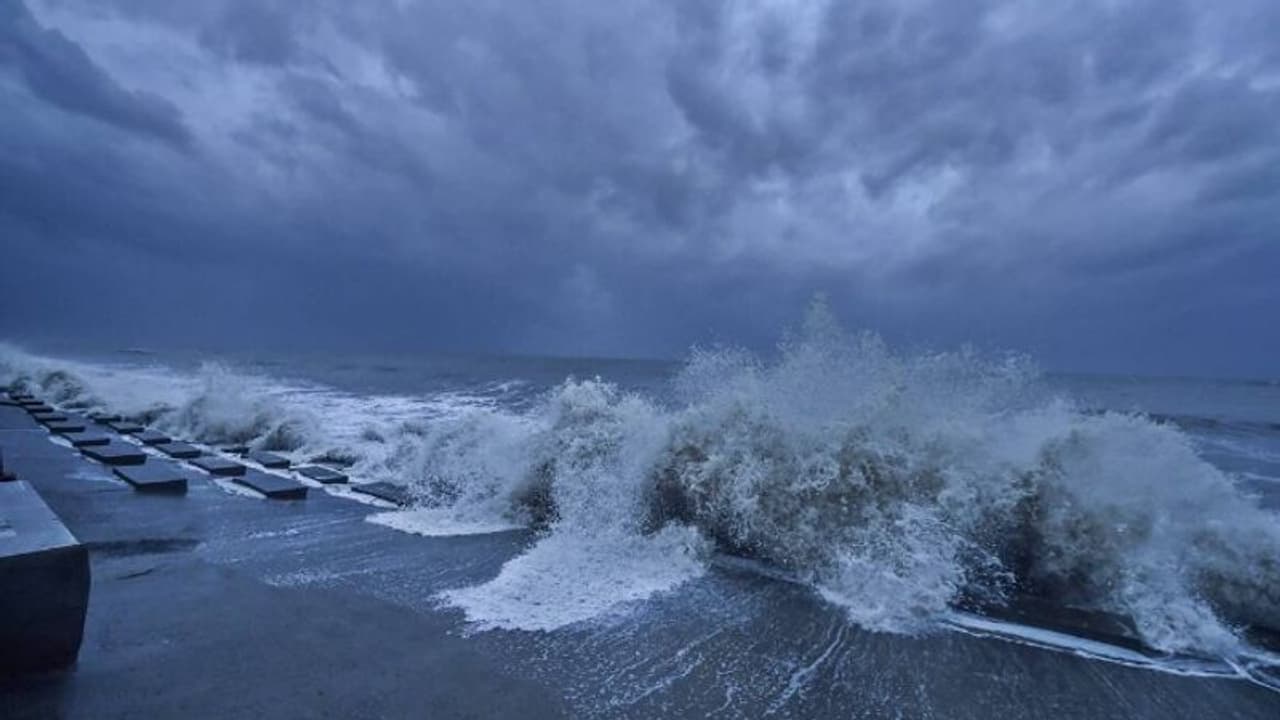 ధమ్రా వద్ద తీరాన్ని తాకిన యాస్ తుఫాన్: ఒడిశా, బెంగాల్ రాష్ట్రాల్లో భారీ వర్షాలు
