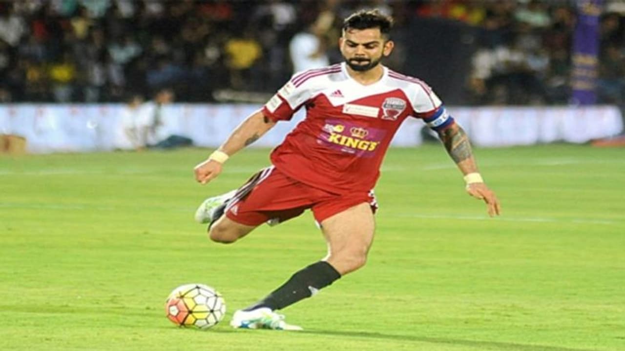 क्रिकेट छोड़ फुटबॉल खेलते नजर आएं Virat Kohli, फैंस बोले मेसी रोनाल्डो को छोड़ा पीछे क्रिकेट छोड़ फुटबॉल खेलते नजर आएं Virat Kohli, फैंस बोले मेसी रोनाल्डो को छोड़ा पीछे